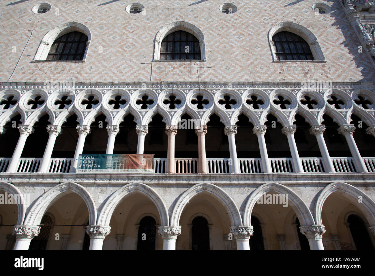 Die Außenfassade des Dogenpalastes`s (Palazzo Ducale) in venezianischer gotischer Architektur, Piazzetta San Marco, Venedig, Venetien, Italien. Stockfoto